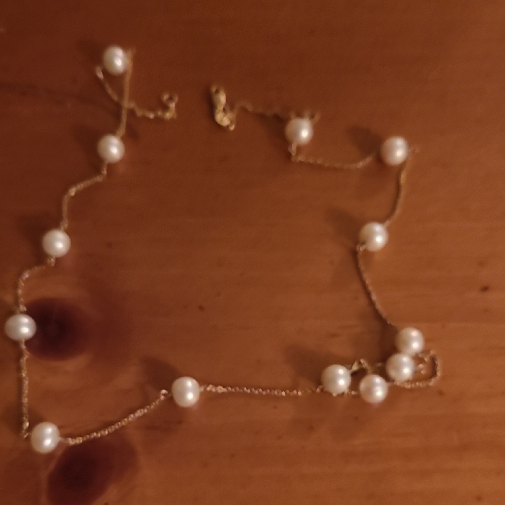 Elegant Gold and Pearl Necklace
